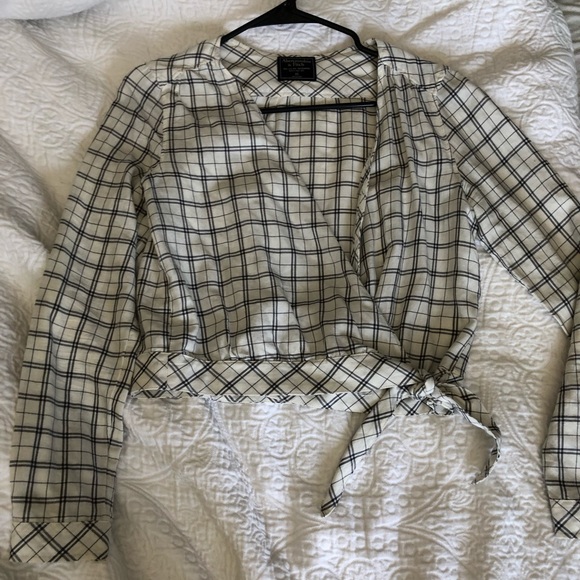 A&F crop wrap. Worn once! - Picture 3 of 3